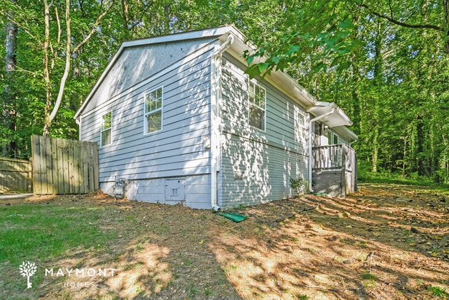 Building Photo - 2500 Swallow Cir SE