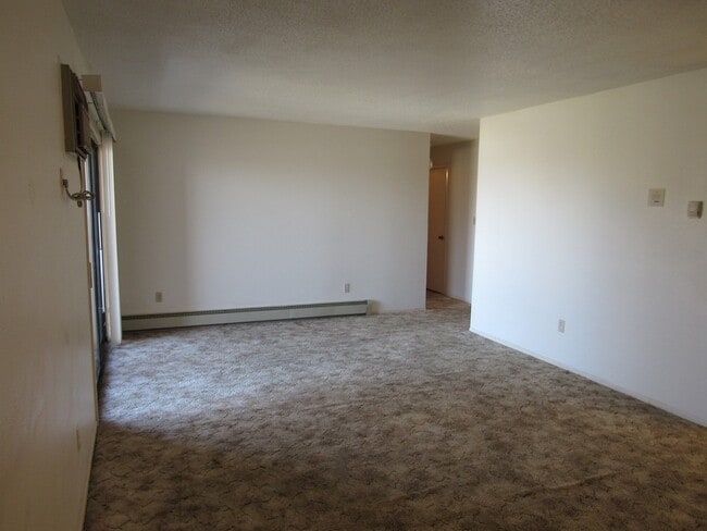Building Photo - 1 Bedroom Condo Overlooking the Green Belt