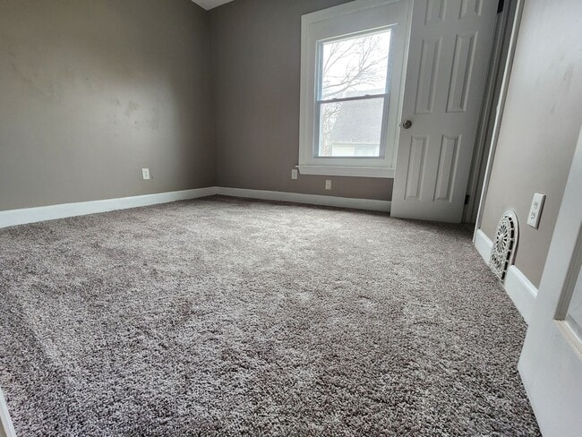 Building Photo - 4 Bedroom Single Family Home!