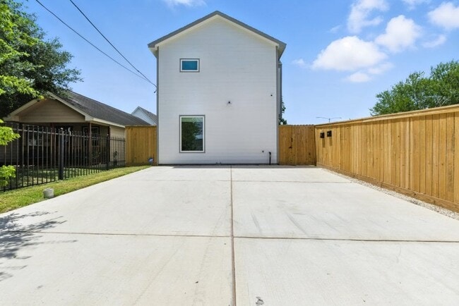 Building Photo - 3902 McKinley St