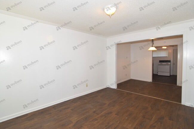 Building Photo - 2 Bedroom Duplex For Lease