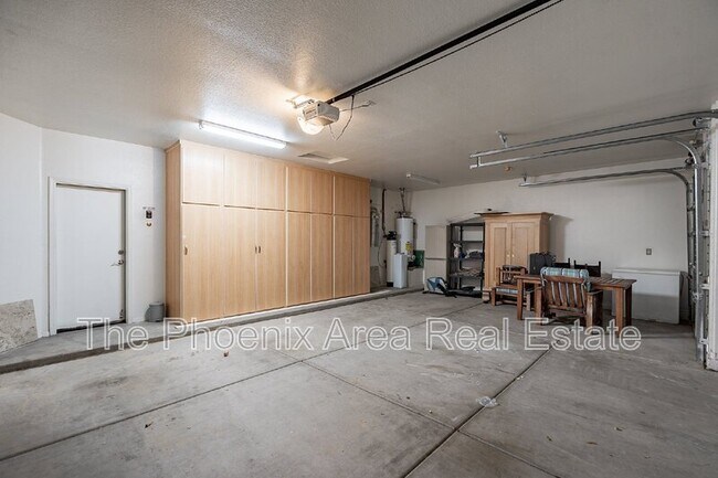 Building Photo - 4663 S Oleander Dr