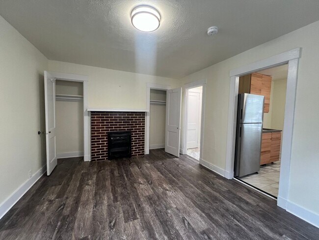 Building Photo - Updated 1BR Apartment