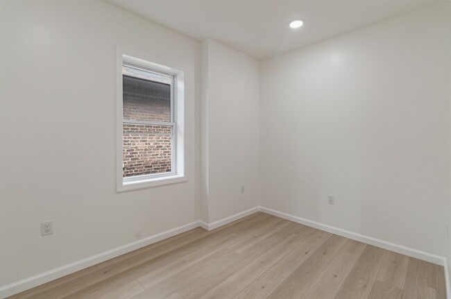 Building Photo - 709 Grand Ave