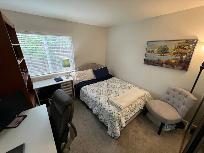 Building Photo - Gorgeous Single Story Home