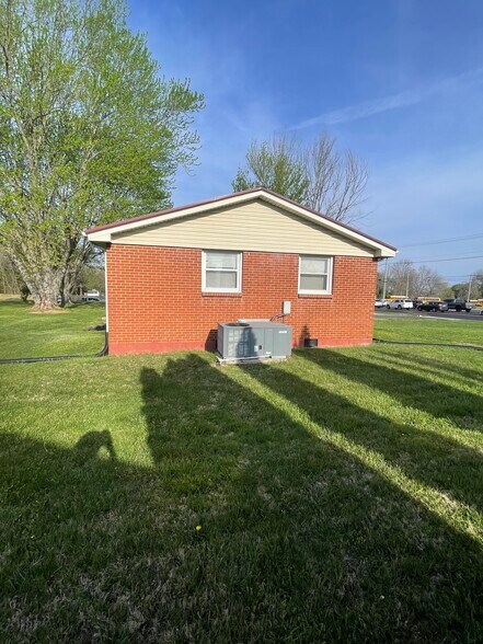 Building Photo - 1190 Rossview Rd