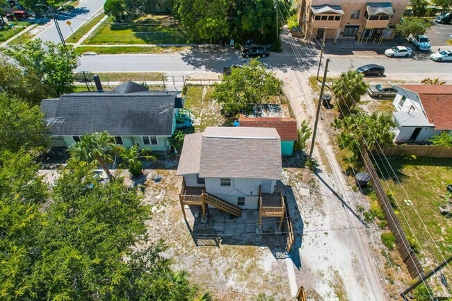 Building Photo - REDUCED Rent $1995.00.... 3 bed/2 bath Split Level, NEW downstairs addition, lots of extras