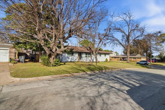 Building Photo - "Spacious 3-Bed, 2-Bath Gem with 2,155 Sq. Ft. on University Drive in Arlington, TX!"