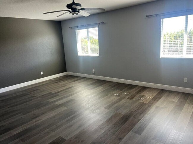 Building Photo - 810 Palm Tree Ln