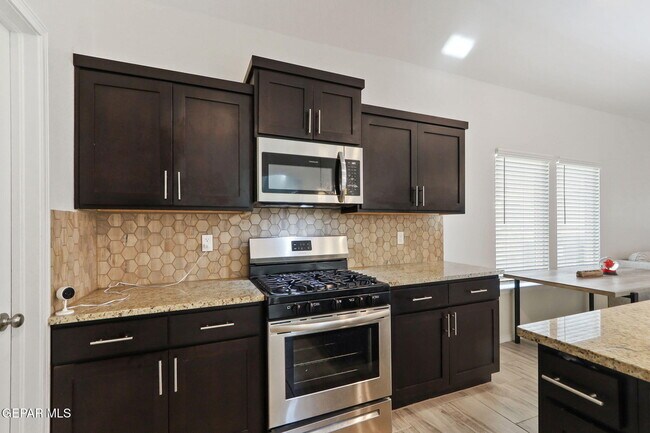 Building Photo - 13740 Villa Vista Ave