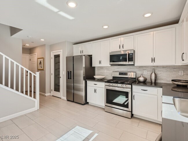 Building Photo - 314 Silva Pl