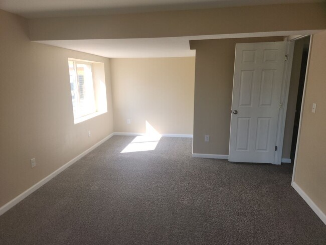 Building Photo - 8179 Meadowcrest Dr