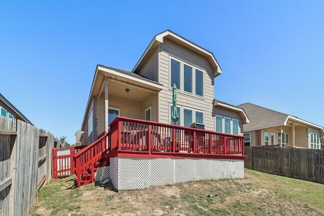 Building Photo - Spacious 1.5 Story Home with a Versatile Floorplan