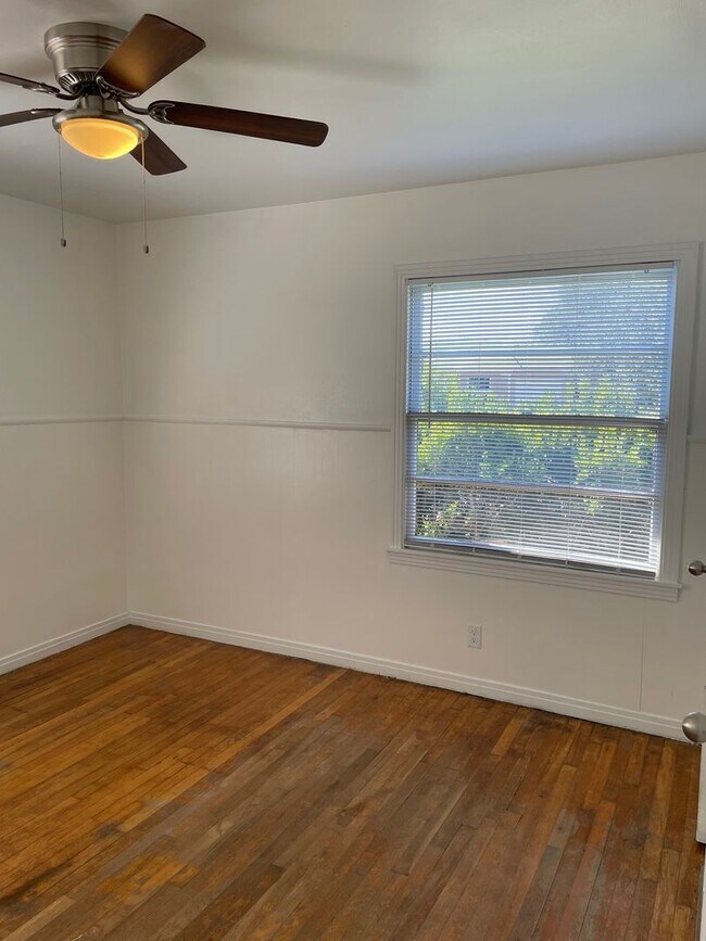 Building Photo - Available Now! *Pet Restrictions* 3 Bedroom/1 Bathroom in Temple