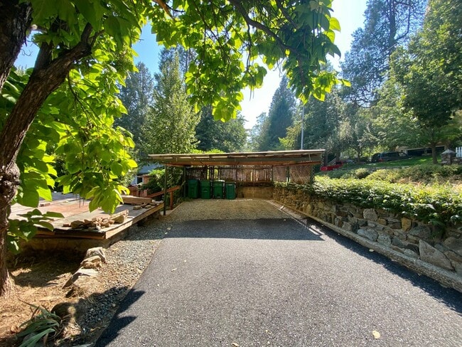 Building Photo - 414 S Pine St