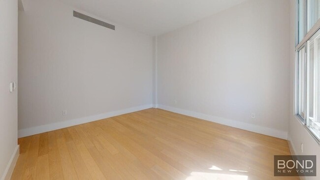 Building Photo - 452 Broome St