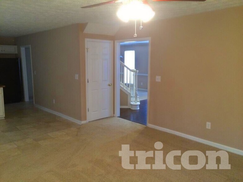 Building Photo - 8437 Glenwoods Dr