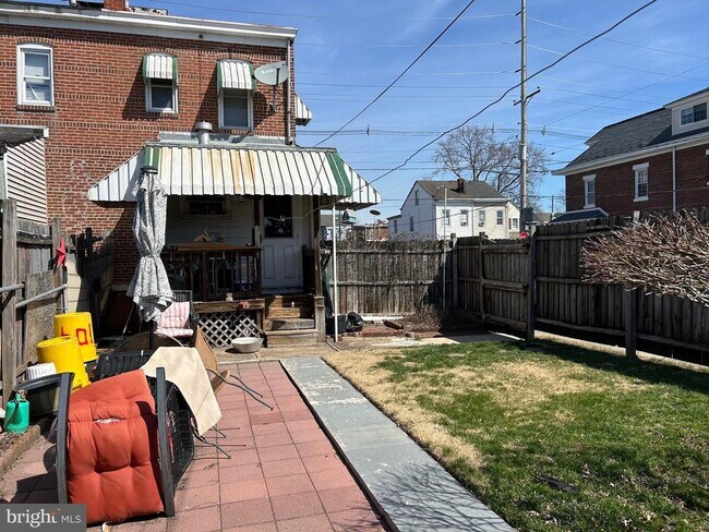 Building Photo - 1049 Genesee St