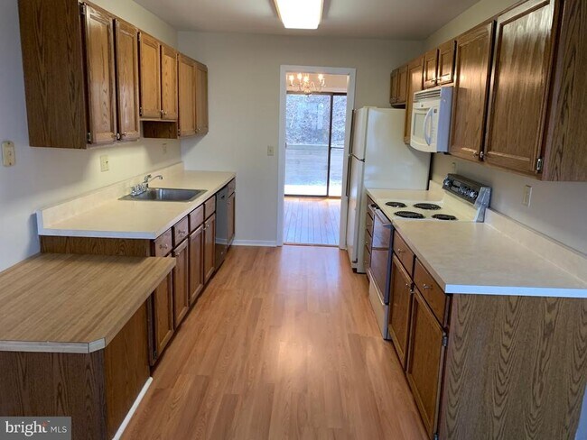 Building Photo - 468 Lynetree Dr