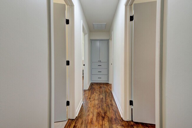 Building Photo - Fully Renovated 4 Bed, 2 Bath Just Minutes from Campus