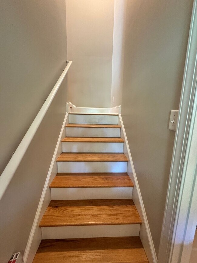 Building Photo - Stunning Home with an Upstairs Apartment or In-law Suite