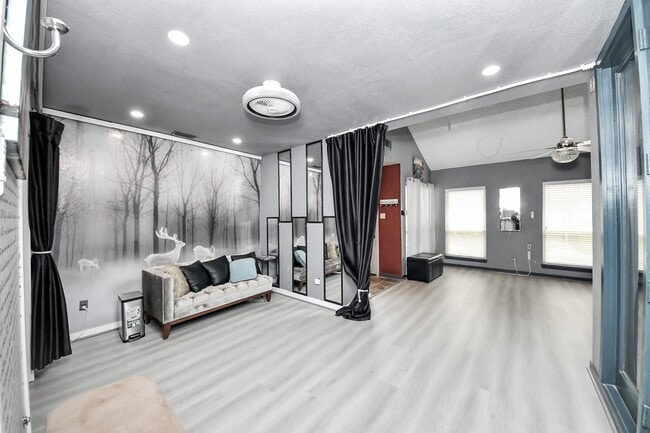 Building Photo - 7877 Kendalia Dr