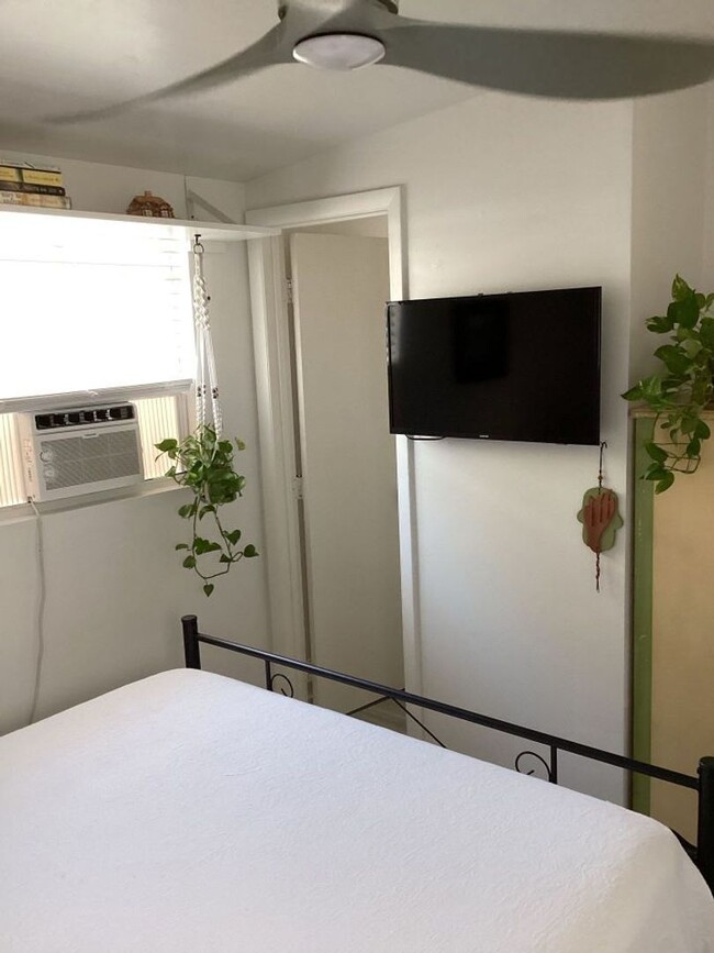 Building Photo - Fully Furnished 1 Bedroom / 1 Bath Efficie...