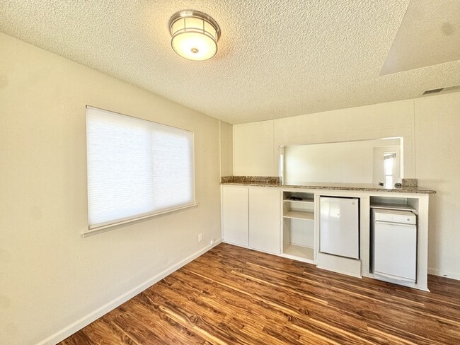 Building Photo - Beautiful 3 bedroom 2 bathroom single story!