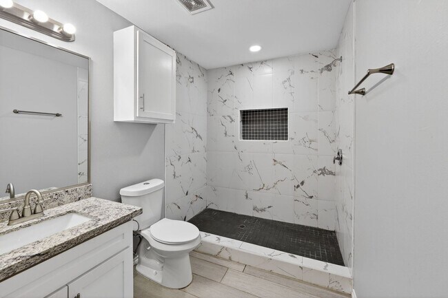 Building Photo - Charming 3BR Duplex in Brownsville