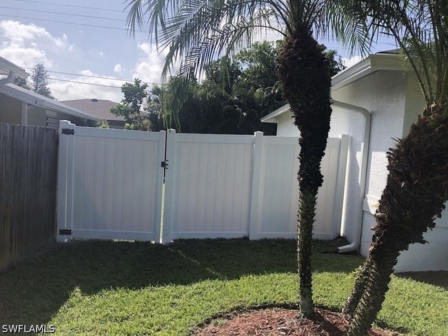 Building Photo - 1082 Capri Dr