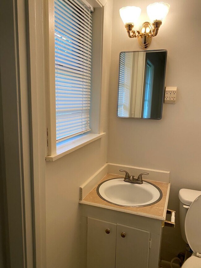 Building Photo - 3 Bedroom 1.5 Bath Home in Pineville, LA