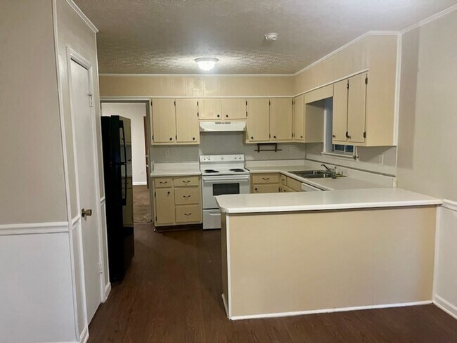 Building Photo - Tons of space and room to entertain!!