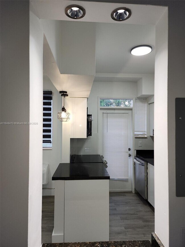 Building Photo - 2101 Normandy Dr