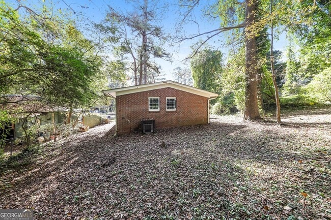 Building Photo - 210 Oak Dr SE