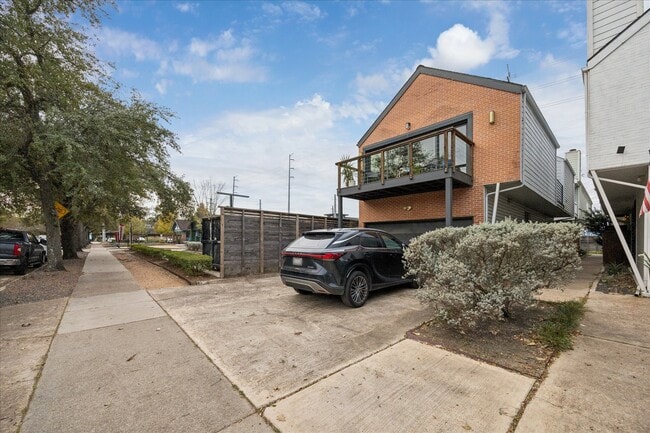 Building Photo - 731 Heights Blvd