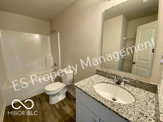 Building Photo - 2913 W Kings Cyn Dr