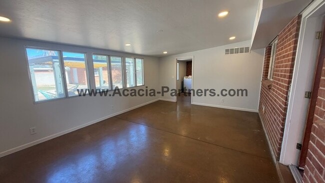 Building Photo - Three Bedroom Ranch Style Home