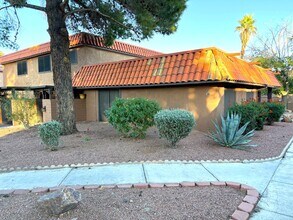 Building Photo - 2 Bedroom / 2 bath townhouse with 1 car garage