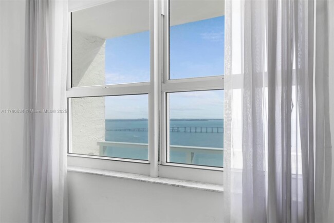 Building Photo - 1155 Brickell Bay Dr