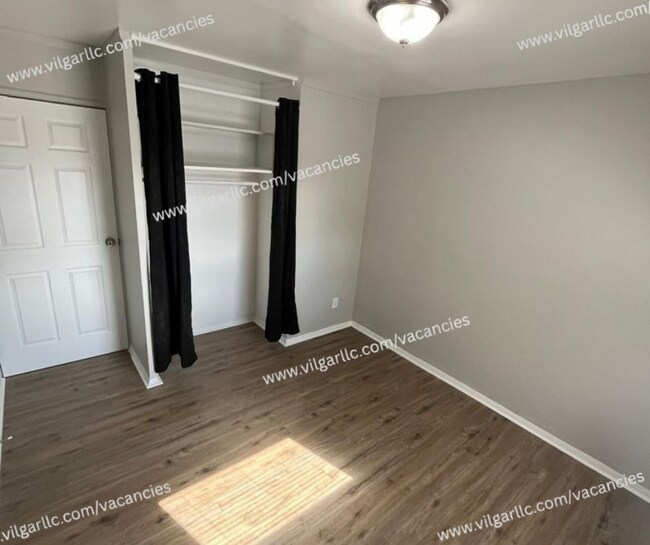 Building Photo - 3 spacious bedrooms, 1 updated bathroom home in Gary, IN