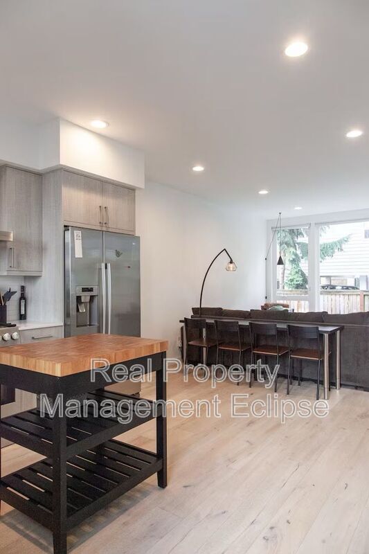 Building Photo - 8819 Midvale Ave N