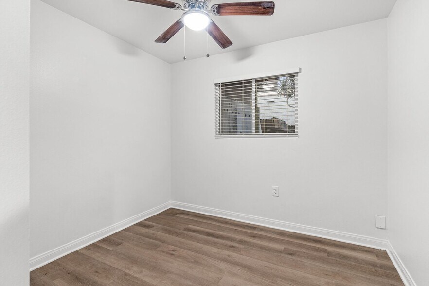 Building Photo - 3032 E 7th St