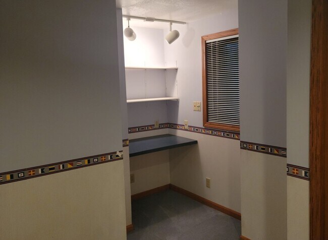 Building Photo - 3-Bedroom/2.5-Bath, Great Neighborhood