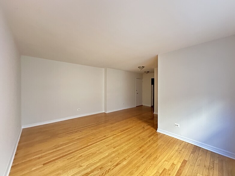 Building Photo - 6830 N Sheridan Rd