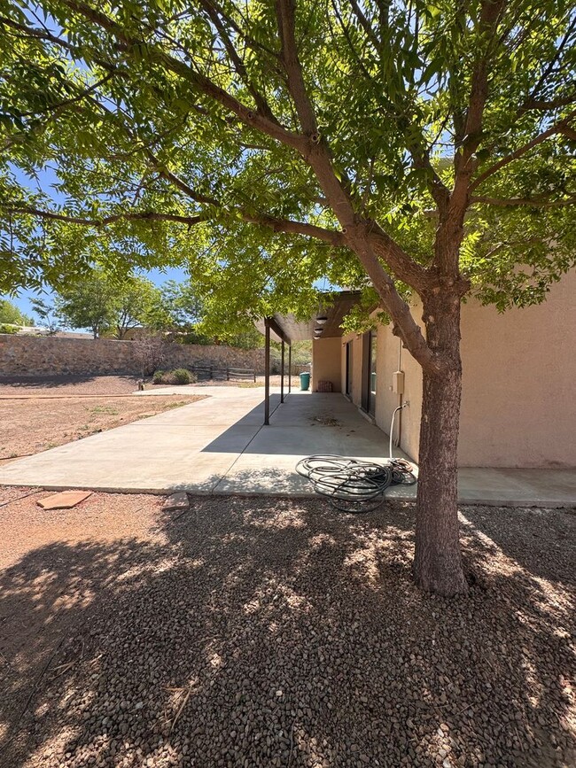 Building Photo - Gorgeous Home off Settlers Pass