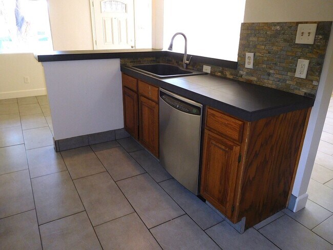 Building Photo - UNR friendly 3 Bedroom , 1 Bath close to campus