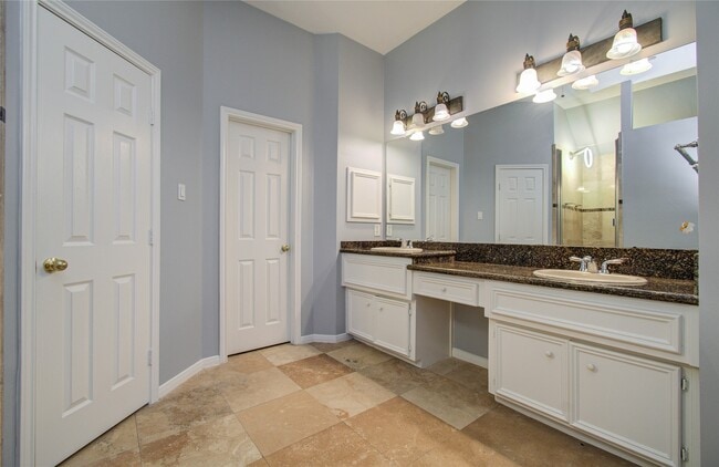 Building Photo - 14731 Raven Hollow Ln