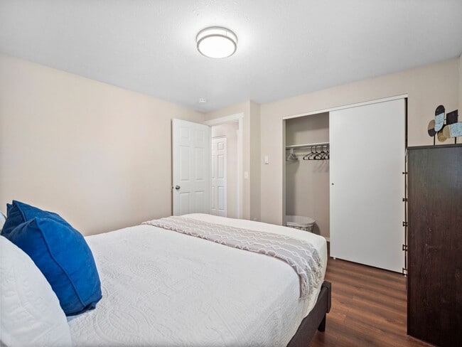 Building Photo - Clean and Cozy 2 bedroom condo with private parking