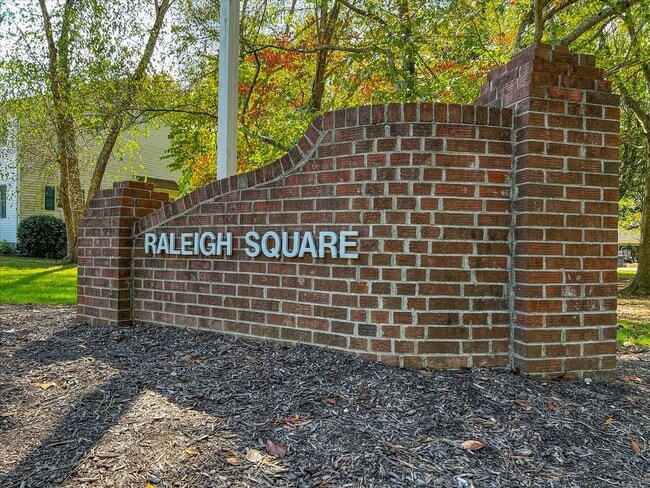 Building Photo - Bright 2 Bedroom Townhome in Williamsburg VA with Finished Lower Level & Private Balcony