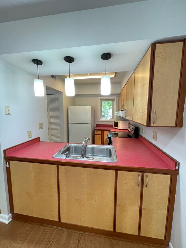 Building Photo - Two BR townhome-style in Chancellor Square...